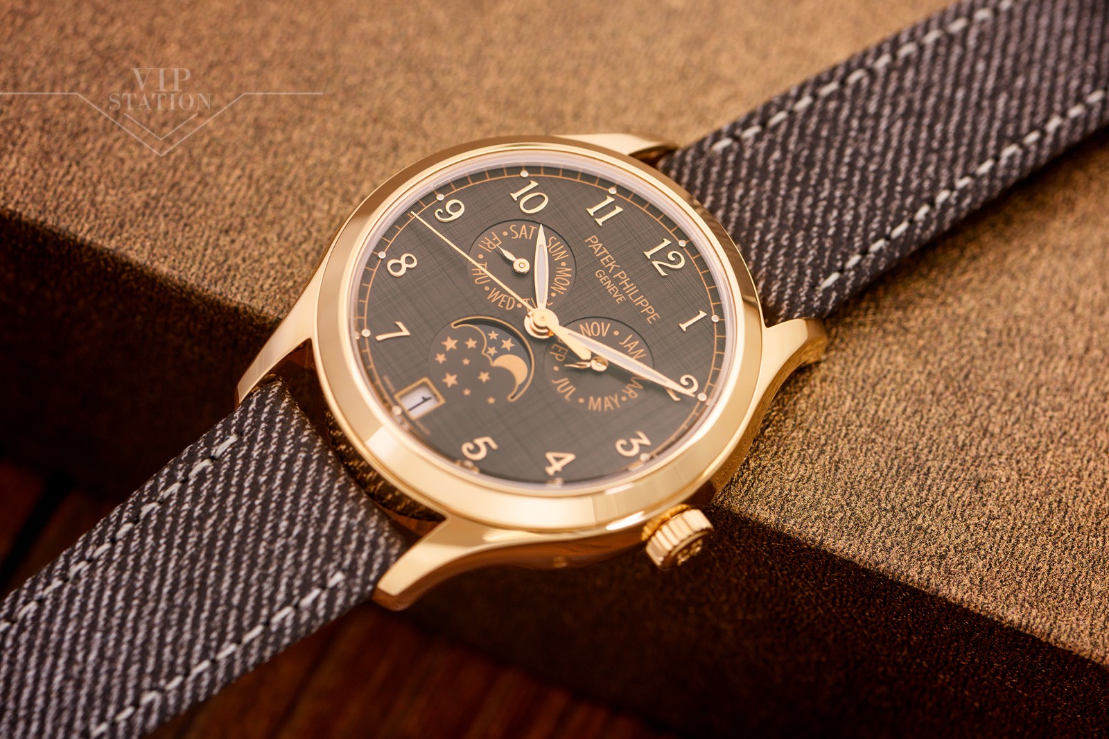 NEW PATEK PHILIPPE COMPLICATIONS 4946R-001 5