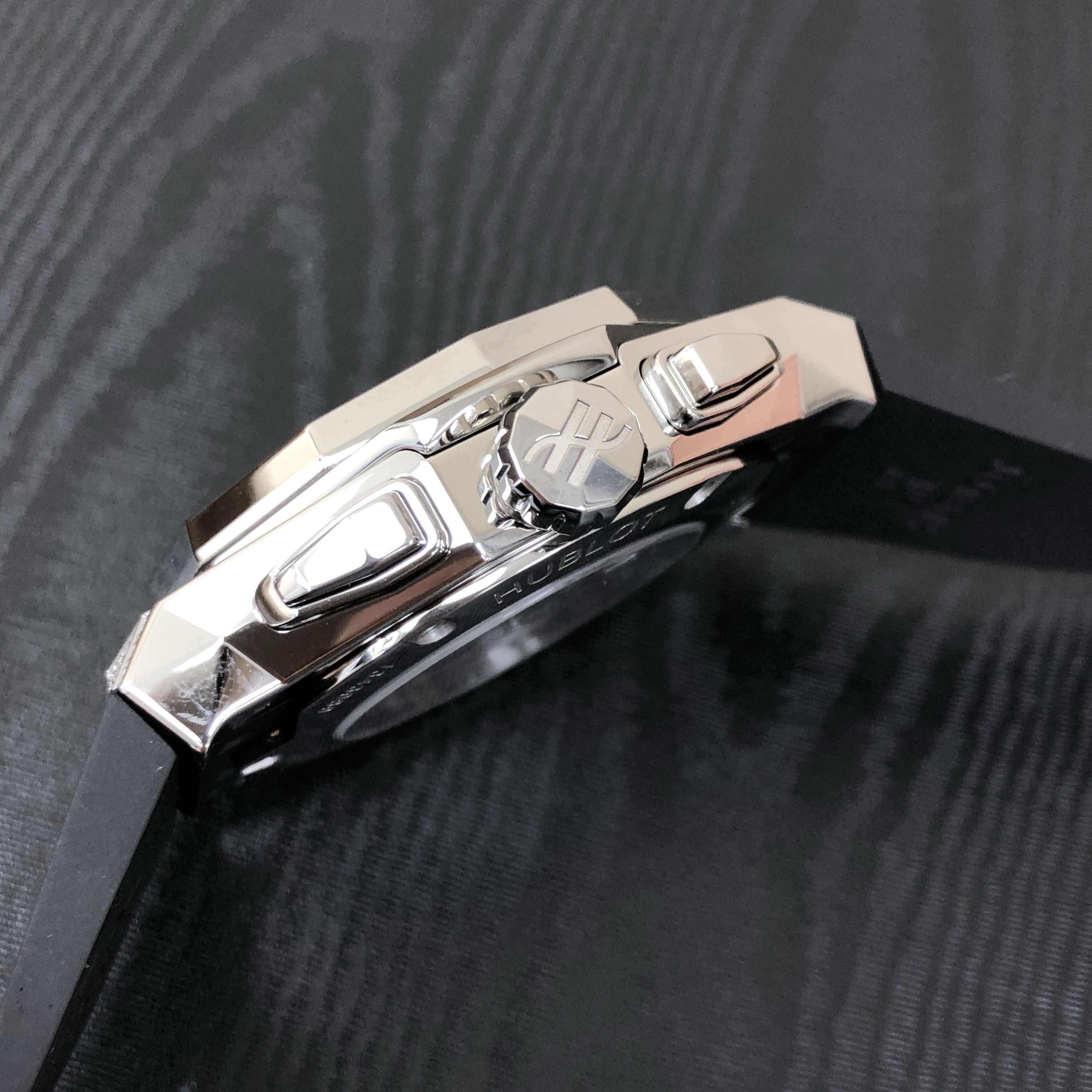 HUBLOT CLASSIC FUSION 525.NX.0170.RX.1704.ORL18 7